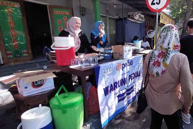SARAPAN MURAH: Warga mengantre sarapan di warung peduli Forsijama, Jumat (9/12). (Foto: HA Suyuti/Jawa Pos Radar Bromo)