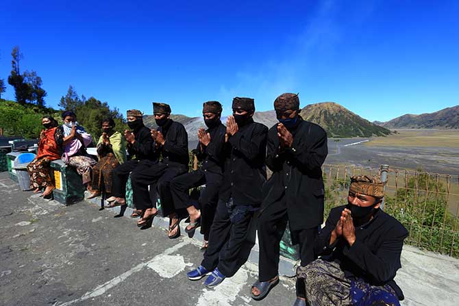 PATUHI PEMERINTAH: Warga Suku Tengger menghadiri sosoalisasi penanganan Covid-19 yang disampaikan tokoh Tengger. (Zainal Arifin/Jawa Pos Radar Bromo)