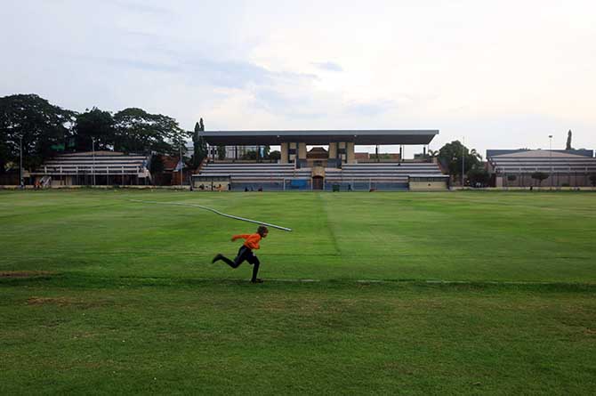 HIJAU: Seorang atlet berlatih lari di Stadion Bayuangga Kota Probolinggo, yang baru rampung diperbaiki. (Zainal Arifin/Jawa Pos Radar Bromo)