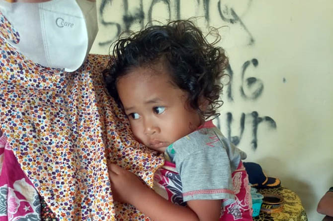TRAUMA: Muhammad Naufal Algibran, korban yang dibanting Erik Ferdianto. Mengalami luka lecet pada kaki kanannya. (Polsek Banyuanyar for Radar Bromo)