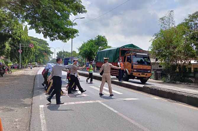 SURVEI: Sejumlah petugas menyurvei arus lalu lintas di Jalan Sumurwaru, Kecamatan Nguling, Senin (19/12). (Foto: Satlantas Polres Pasuruan Kota for Jawa Pos Radar Bromo)