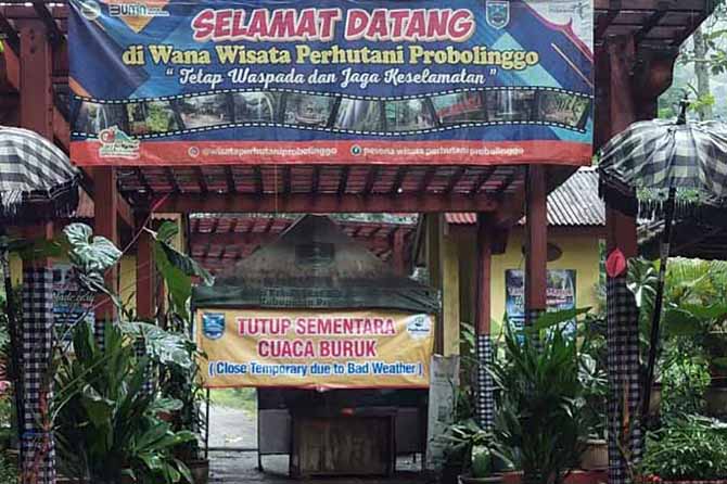 SEMENTARA: Imbauan yang dipasang di pintu masuk air terjun Madakaripura. (Foto: Rizky Putra Dinasti/Jawa Pos Radar Bromo)