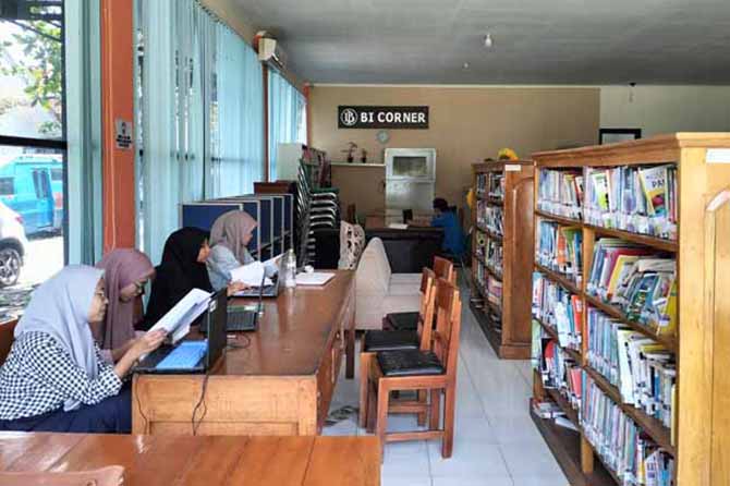 LITERASI: Sejumlah pelajar membaca buku di Perpusda Kabupaten Probolinggo. (Foto: Achmad Arianto/Jawa Pos Radar Bromo)