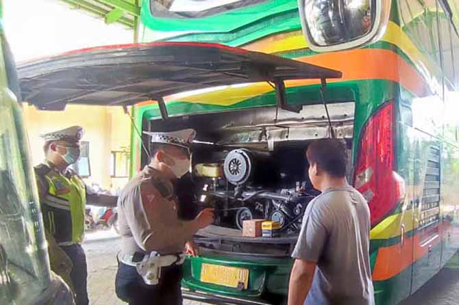 SURVEI: Personel Unit Kamsel Satlantas Polres Pasuruan Kota memeriksa sejumlah bus di garasi PO Maslahah, Sidogiri, Kecamatan Kraton. (Foto: Satlantas Pasuruan Kota for Jawa Pos Radar Bromo)