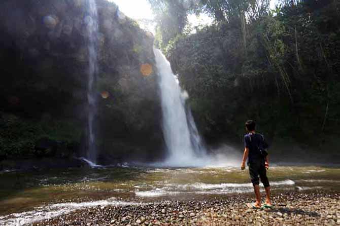 JUJUGAN WISATA: Air terjun Dewi Rengganis di Desa Guyangan, Kecamatan Krucil kini menjadi salah satu jujugan wisata di Kabupaten Probolinggo. Air terjun itu ditemukan warga sejak tahun 1760-an. (Foto: Zainal Arifin/Jawa Pos Radar Bromo)