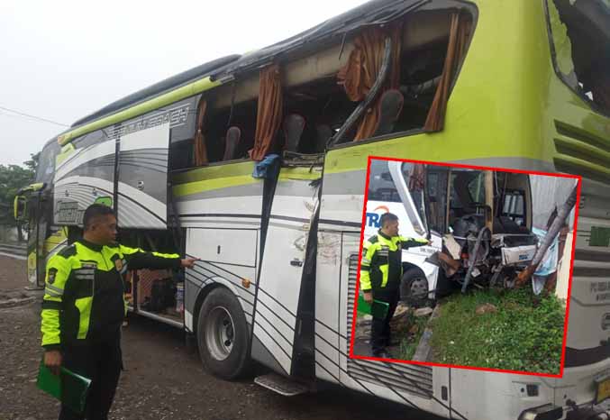 HILANG KENDALI: Dua bus yang terlibat kecelakaan di kranganyar, Paiton, Minggu (25/12) subuh. Tidak ada korban jiwa dalam kecelakaan ini. (Foto : Satlantas Polres Probolinggo For Jawa Pos Radar Bromo)