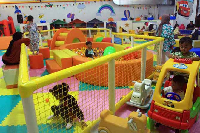LENGKAP: Sejumlah balita bermain di Aurora Playland. Selama Desember 2022, Aurora menyiapkan diskon 15 persen. (Foto: Istimewa)