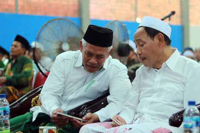 BAHAS EKONOMI: Ketua PW NU Jawa Timur K.H. Marzuqi Mustamar (kiri) bersama Kyai Mutawakkil Alallah pengasuh ponpes Zaha Genggong saat halaqoh fiqh, Senin (5/12). (Foto: Agus Faiz Musleh/Jawa Pos Radar Bromo)