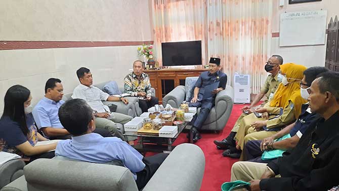 MEDIASI: Wakil ketua I DPRD Kota Probolinggo Haris Nasution saat mempertemukan nasabah dan BPR Prima Kredit Utama. (Fahrizal Firmani/Jawa Pos Radar Bromo)