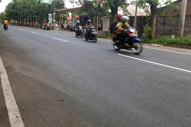 MASIH MULUS: Sejumlah pengendara melintas di Jalan Brantas, Kota Probolinggo. Anggota DPRD menilai jalan ini perlu di-rigid agar tak mudah rusak. (Fahrizal Firmani/Jawa Pos Radar Bromo)