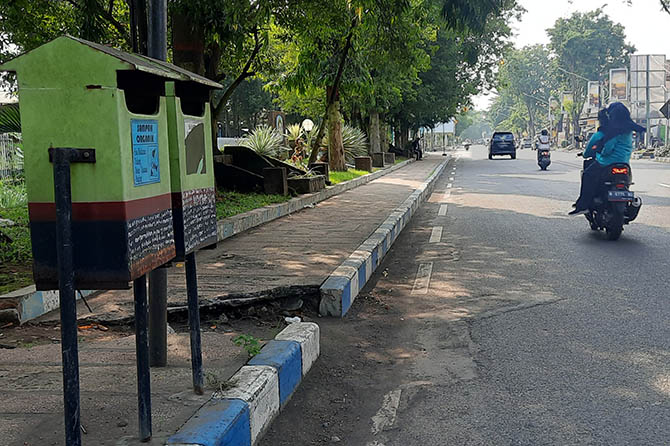 SEGERA DIPERBAIKI: Salah satu tempat sampah terpasang di trotoar Jalan Soekarno-Hatta Kota Probolinggo. (Fahrizal Firmani/Radar Bromo)