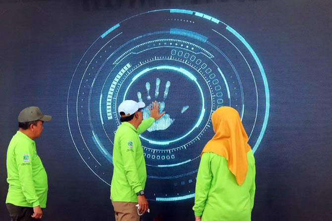 ON SCREEN: Bupati Pasuruan Dr. H. M Irsyad Yusuf, SE, MMA saat me-launching UHC untuk jaminan kesehatan warga Kabupaten Pasuruan. (Foto: Erri Kartika/Jawa Pos Radar Bromo)