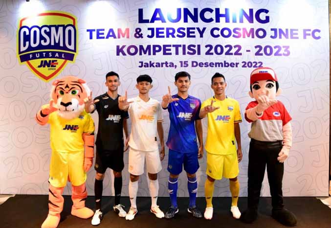 KIRI-KANAN: Maskot COSMO JNE FC (MARS) dengan Jersey Baru. (Foto: JNE for Jawa Pos Radar Bromo)