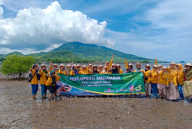 Paguyuban Istri Karyawan PT POMI (PIPMI) dan POMI Female Employee Club (IFEC) melakukan kegiatan penanaman mangrove di ekowisata kampung Blok Jeding.