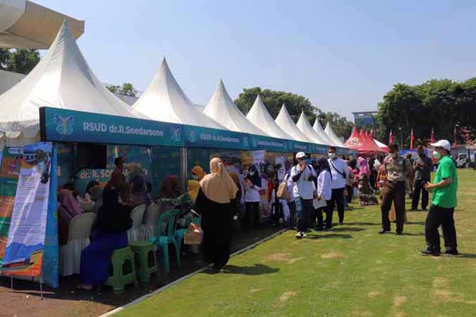 JADI PERHATIAN: Pasuruan Public Health Fair yang digelar secara gratis di GOR Untung Suropati, Selasa (20/12). (Foto: Erri Kartika/Jawa Pos Radar Bromo)
