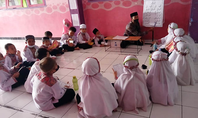 TAK MELULU DI KELAS: Proses pembelajaran di SDIT Permata Kota Probolinggo. Terlihat pelajar kelas 1 belajar huruf hijaiyah di depan kelas. (Evelyn/Radar Bromo)