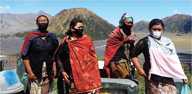 CIRI KHAS: Para perempuan suku Tengger di kawasan Gunung Bromo menggunakan sarung  ciri khas yang juga menjadi tradisi turun temurun. (ZAINAL ARIFIN/JAWA POS RADAR BROMO)