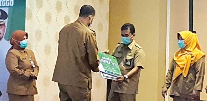 INOVATIF: Wali Kota Probolinggo Habib Hadi Zainal Abidin menyerahkan penghargaan Anvapro 2022 kepada Plt Kadisdikbud Kota Probolinggo Wawan Soegyantono.