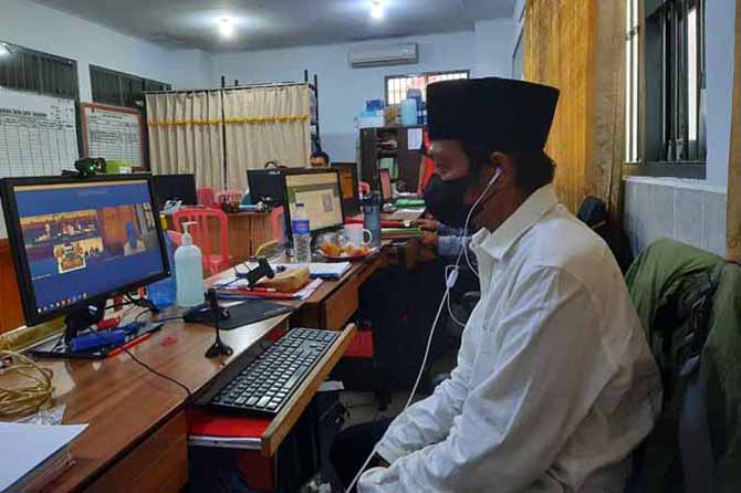 VIA ONLINE: Selamet Sunhaji saat mengikuti sidang. (Foto: Istimewa)