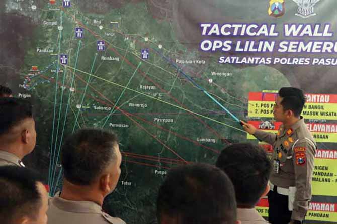 JALUR PADAT: AKP Yudhi Anugrah Putra memberikan pengarahan berkaitan dengan pos-pos yang didirikan. (Foto: Satlantas for Jawa Pos Radar Bromo)