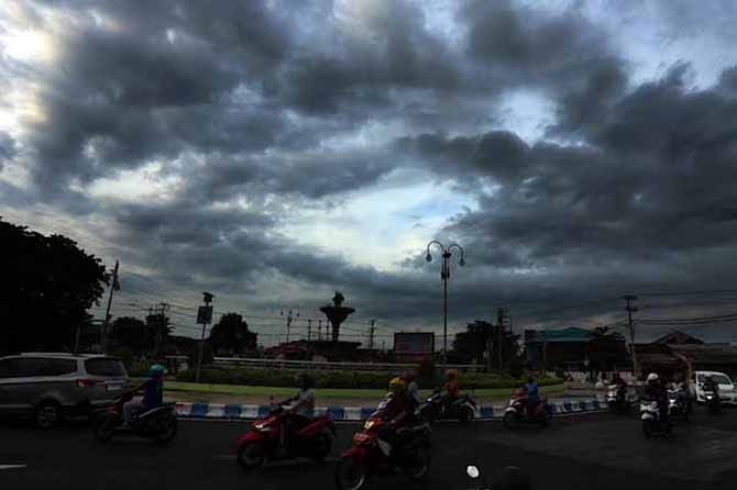 Mendung saat menggelayut di bundaran Gladak Serang, beberapa waktu lalu. (Zainal Arifin/Radar Bromo)