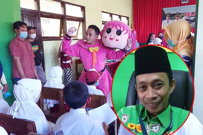 MENGHIBUR: Haimin (kostum pink) saat tampil. Inset, Haimin saat menjadi Pak Carik di Bulukandang. (Foto: Istimewa)