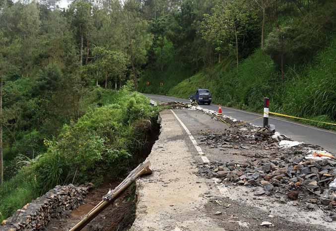 MASIH DIKERJAKAN: Perbaikan longsor di Baledono yang sampai menjelang akhir Desember masih dilakukan. Foto ini diambil awal Desember. (Foto: dok Jawa Pos Radar Bromo)