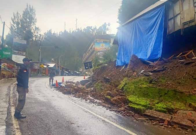MASIH BISA TERJADI: Longsor yang pernah terjadi di Tosari bebrapa waktu lalu. Bencana masih mengancam selama musim hujan ini. (Foto: dok Jawa Pos Radar Bromo)