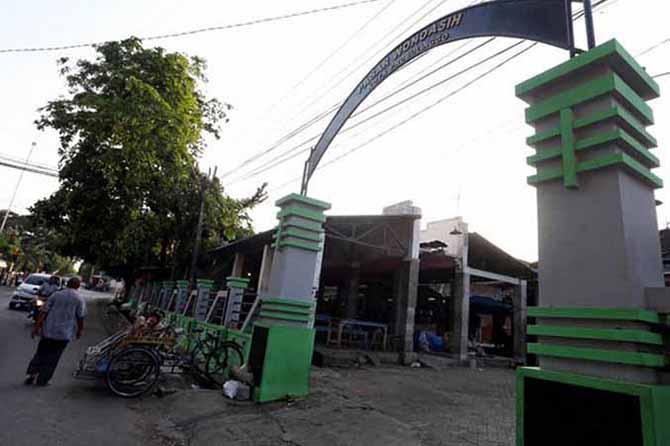 TIAP HARI: Sejumlah tukang becak nyanggong di depan pintu masuk pasar Wonoasih saat pagi hari. (Foto: Dok. Radar Bromo)