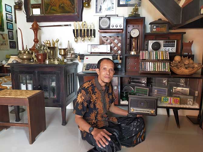 SUKA BARANG ANTIK: Puji Mulyono menunjukkan sejumlah barang antik koleksinya.