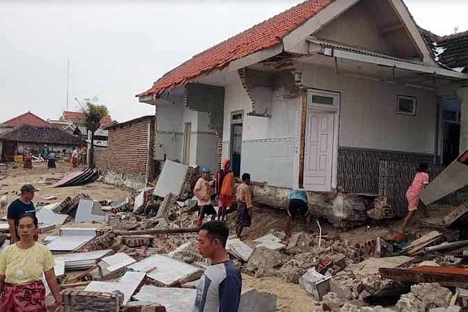 JEBOL: Rumah warga di Desa Gili Ketapang, Kecamatan Sumberasih, Kabupaten Probolinggo yang rusak usai dihantam ombak besar. (Foto: Istimewa)