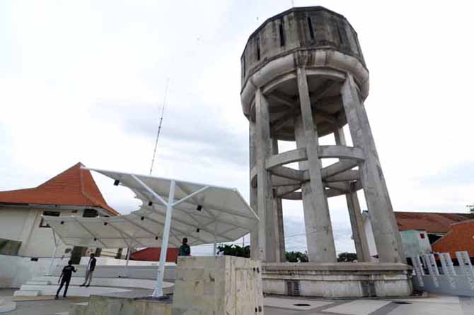 PENUH HISTORI: Menara air atau pet ledheng di Jalan Alun-alun Utara yang jadi bagian cagar budaya. (Foto: M Zubaidillah/Jawa Pos Radar Bromo)
