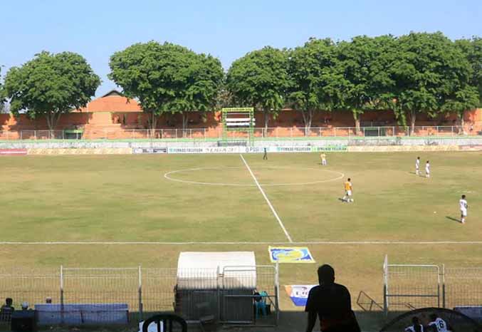 BAKAL STAGNAN: Stadion R Soedrasono di Kelurahan Pogar, Bangil saat digunakan latihan sepakbola. (Foto: dok Jawa Pos Radar Bromo)