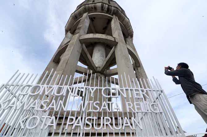 PET LEDENG: Menara air di alun-alun utara yang ikut disurvei untuk dijadikan bangunan cagar budaya. (Foto: M Zubaidillah/Jawa Pos Radar Bromo)