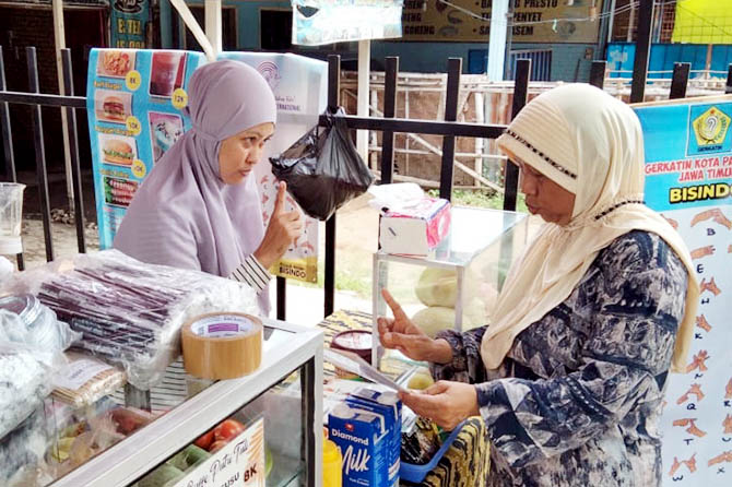BAHASA ISYARAT: Seorang pembeli menggunakan bahasa isyarat di kafe tunarungu. (Muhamad Busthomi/Radar Bromo)