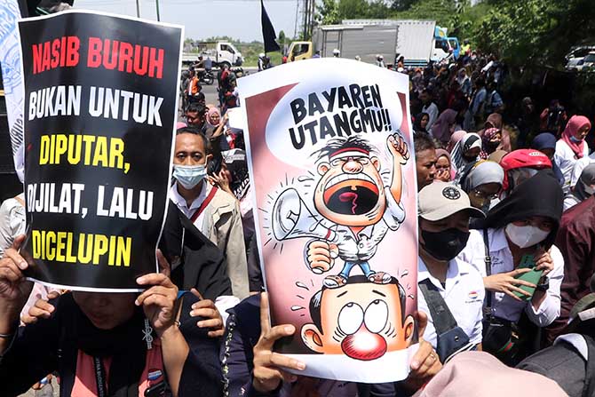 BELUM DIBAYAR: Ribuan buruh unjuk rasa ke kantor DPRD Kabupaten Pasuruan, Rabu (15/12). Mereka menuntut 12 bulan gaji yang belum dibayar oleh perusahaan. (Mokhamad Zubaidillah/ Radar Bromo)