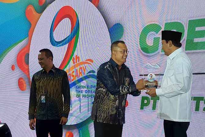 APRESIASI: Direktur PT Metsuma Anugrah Graha, Slamet Suprianto, menyerahkan tanda terima kasih kepada Bupati Pasuruan Irsyad Yusuf. (Foto: Untoro/Jawa Pos Radar Bromo)
