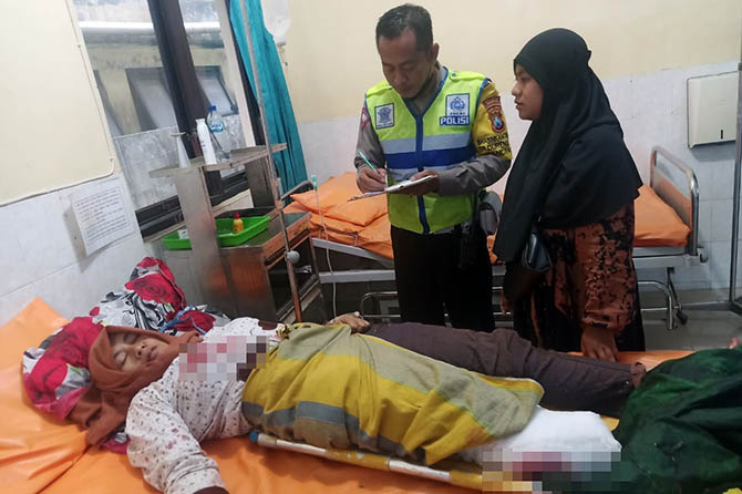 PUTUS: Korban laka tunggal Wiwik dirawat karena kakinya luka parah. (Istimewa)