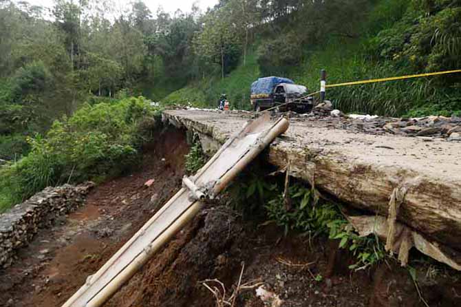 DIBENAHI: Longsor yang ada di Tosari. (Foto: Zubaidillah/Jawa Pos Radar Bromo)