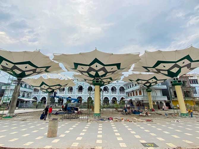 CANTIK: Kondisi Payung Madinah Pasuruan yang mengembang sempurna saat diuji coba Minggu (25/12). (Busthomi/ Radar Bromo)