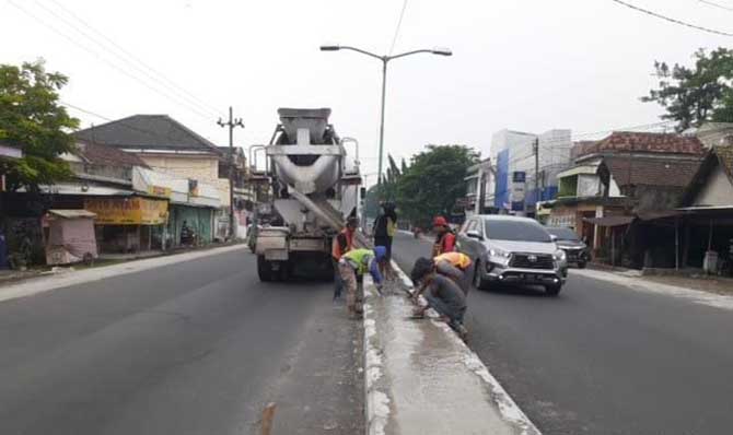 BIAR AMAN: Peninggian median di Jalan Raya Gempol yang sedang dikebut. (Foto: Rizal F Syatori/Jawa Pos Radar Bromo)