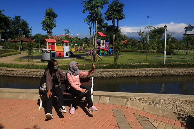 LEBIH AMAN: Taman Lansia, salah satu dari lima taman di Kota Pasuruan yang kini dilengkapi CCTV untuk meningkatkan pengawasan dan keamanan. (Mokhamad Zubaidillah/Radar Bromo)