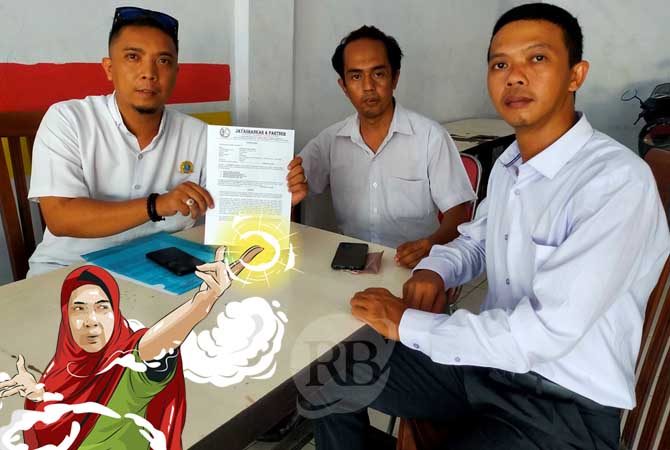 Yanuar dan Aris menunjukkan kuasa dari Ningsih Tinampi terkait polemik pengasuhan anak pasien.