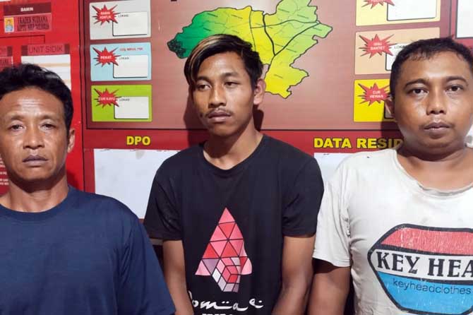 Qohir, Tompel dan Sondik Ardiansyah saat diamankan di Mapolsek Purwosari.