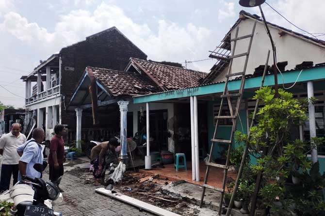 Kondisi sejumlah rumah warga di Bulusari, Gempol atapnya rusak diterjang puting beliung.