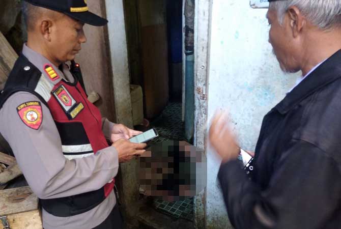 Petugas saat hendak mengevakuasi jenazah kakek yang meninggal di toilet pasar.