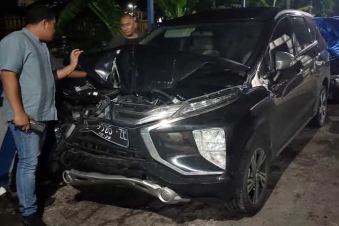 Kondisi XPander yang alami penyok di bagian depan.