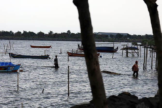 MENEPI: Sejumlah perahu nelayan Kota Probolinggo menepi. Kini, banyak nelayan yang tak melaut karena cuaca tak bersahabat. (Zainal Arifin/Jawa Pos Radar Bromo)