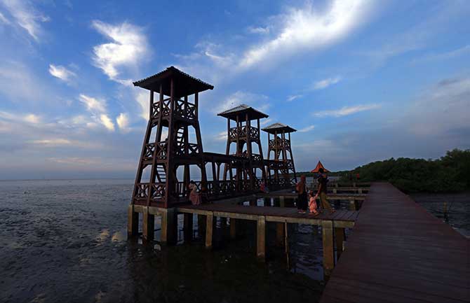 WISATA BAHARI: Sejumlah warga berwisata ke Pantai Bahak, Kecamatan Tongas, Kabupaten Probolinggo. Dalam liburan tahun baru 2023, jumlah wisatawan justru berkurang. (Zainal Arifin/Jawa Pos Radar Bromo)