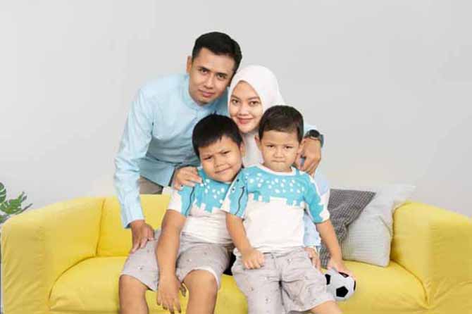 DEMI MASA DEPAN: dr Ajeng Putih Sekarningrum dan dr Abdi Saputro Bersama buah hati mereka. (Foto: Dok. Pribadi)